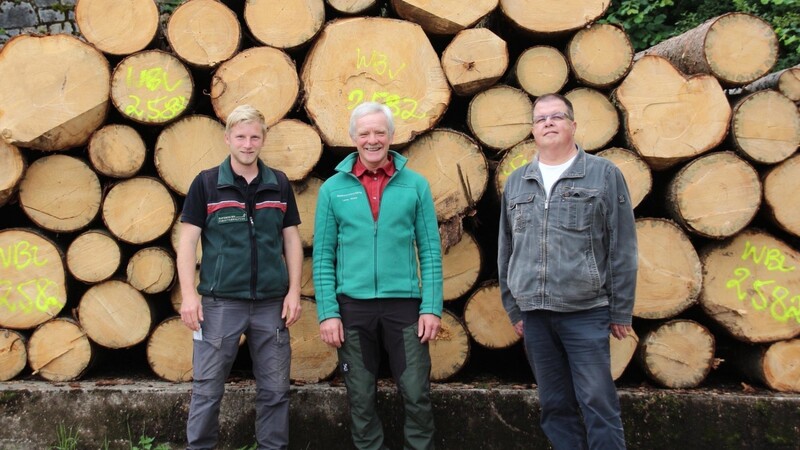 WBV-Vorsitzender Wolfgang Koller, Geschäftsführer Josef Schmid und Förster Martin Hupf freuen sich, die Waldbesitzer mit den beiden Zwischenlagern unterstützen zu können.