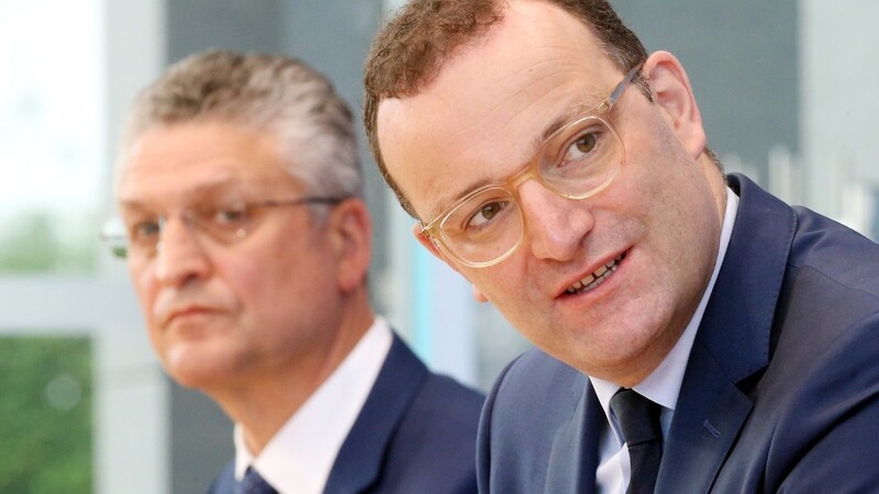 Bundesgesundheitsminister Jens Spahn (r.) und der Präsident des Robert-Koch-Instituts, Lothar Wieler, rufen einmal mehr zum Impfen auf.