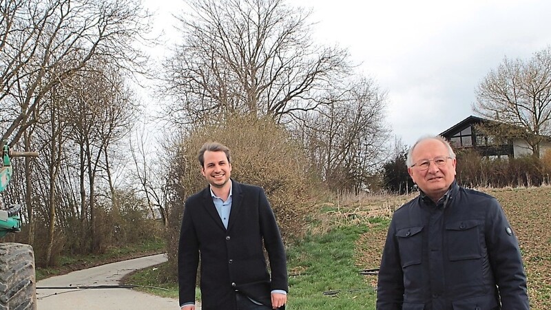 Alois Wanninger (rechts), Leiter der Stadtwerke, informierte Bürgermeister Matthias Kohlmayer über den Fortschritt der Maßnahme .