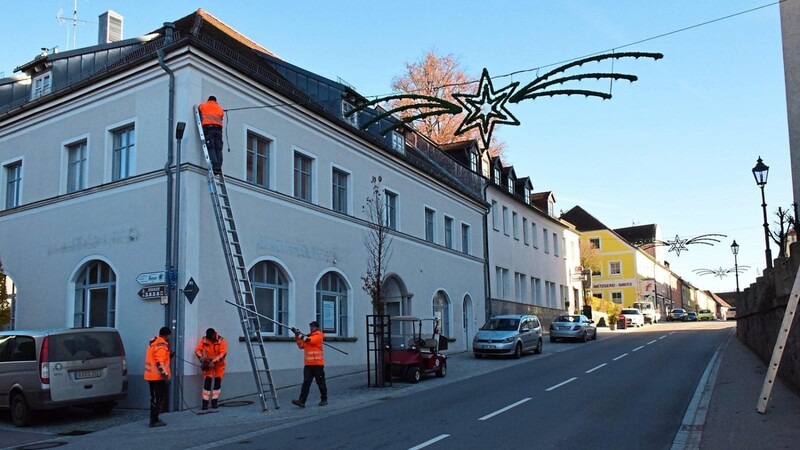 In Rötz hängt Weihnachten schon über der Straße. In den vergangenen Tagen wurde die Weihnachtsbeleuchtung montiert.