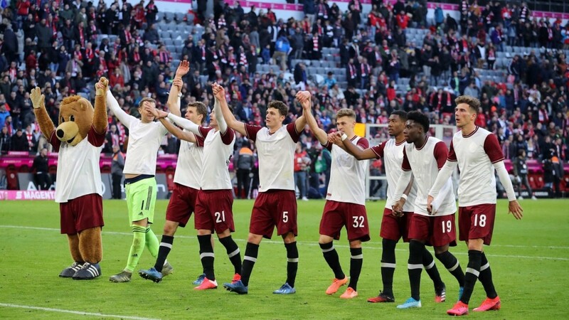 Als die Welt noch in Ordnung war: Die Bayern feiern zusammen mit den Fans ihren Sieg gegen Augsburg. Es war das letzte Spiel unter normalen Bedingungen vor der Corona-Pause.