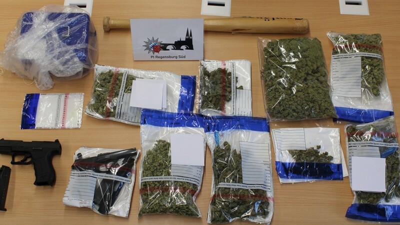 Die Polizei hat am Dienstag in einer Regensburger Wohnung Drogen und Waffen gefunden.