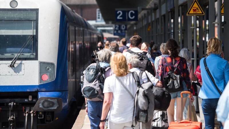 Reisende im Bahnhof Westerland auf der Nordseeinsel Sylt. Das geplante 9-Euro-Ticket für den Nahverkehr wollen nicht alle Menschen nutzen, zeigt eine neue Umfrage.
