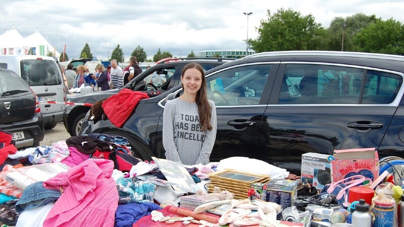 Katharina Reyzis (14) aus Straubing macht das Verkaufen auf dem Flohmarkt richtig Spaß, weil sie dabei viele nette Leute trifft.