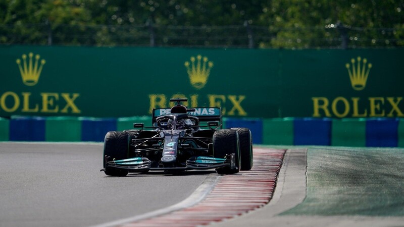 Lewis Hamilton aus Großbritannien von Team Mercedes steuert sein Auto auf der Rennstrecke.