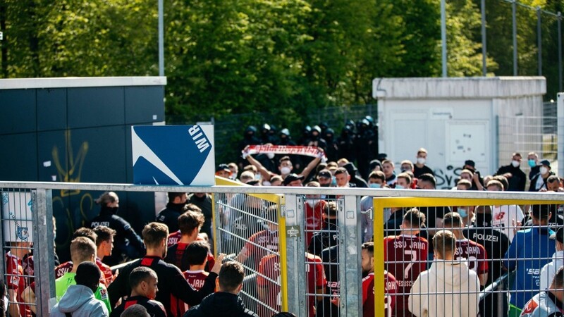 Fans des SSV Jahn Regensburg unterstützen ihr Team am vorletzten Spieltag der vergangenen Saison beim Auswärtsspiel in Sandhausen von außerhalb des Stadions. Ab dem 3. Spieltag der anstehenden Saison dürfen Gästefans wieder in die Stadien.