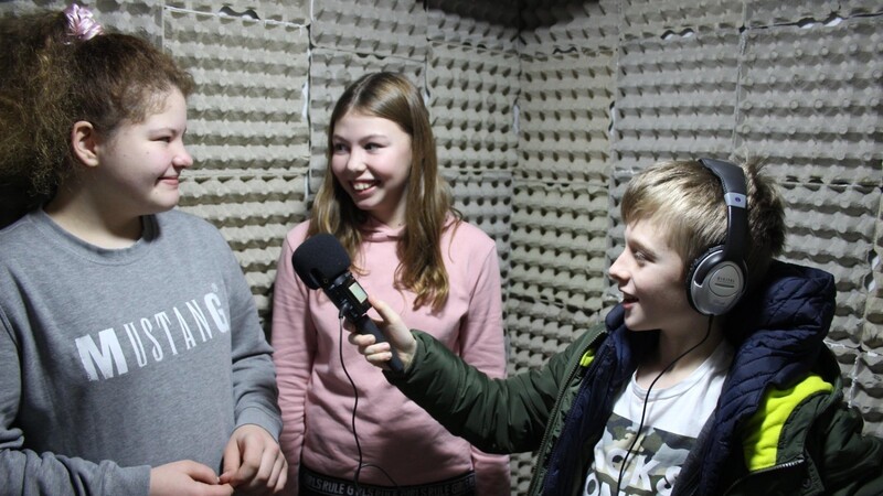 Leo nimmt Sina (links) und Leonie im kleinen Tonstudio auf.