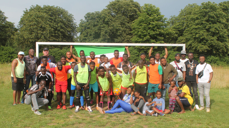 Gruppenbild mit Georg Giftthaler: der Sierra Leone FC mit Coach Giftthaler (hinten, 3.v.l.) nach einer sonntäglichen Übungseinheit auf dem Gelände der alten Landshuter Kaserne.