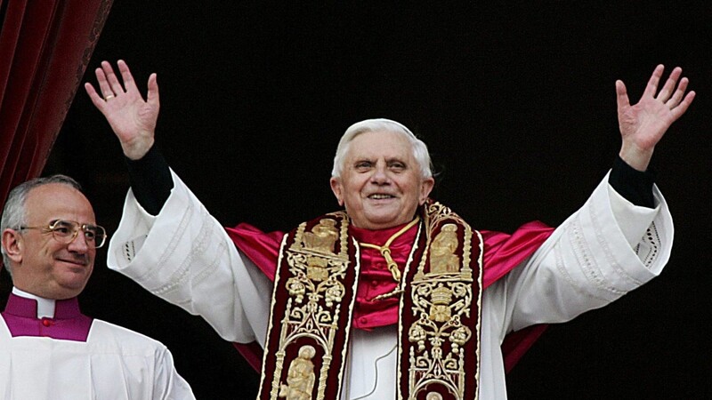 Am 19. April 2005 steht Papst Benedikt XVI. nach seiner Wahl zum Oberhaupt der Katholischen Kirche auf dem Balkon des Petersdoms.