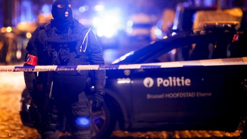 Bei einem groß angelegten Anti-Terror-Einsatz hat die belgische Polizei in der Nacht zum Montag 16 Verdächtige festgenommen.