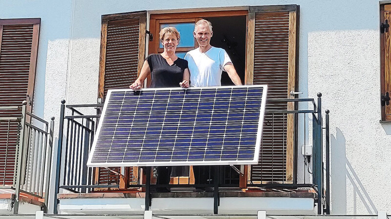 Selbst auf dem Balkon haben kleine Solarstromanlagen Platz: Susanne und Markus Droth wollen viele Menschen dazu motivieren.