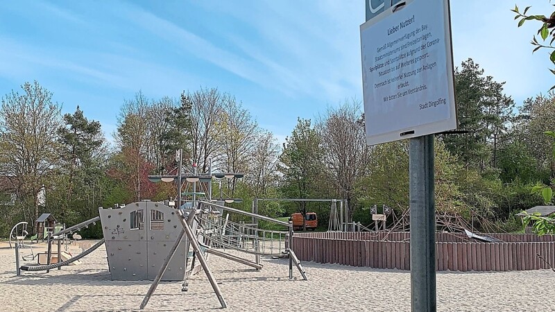 Noch hängen die Verbotsschilder am Eingang des Freizeitparks. Durch die sinkenden Zahlen bei den Kindern und Jugendlichen könnte sich dies bald ändern.