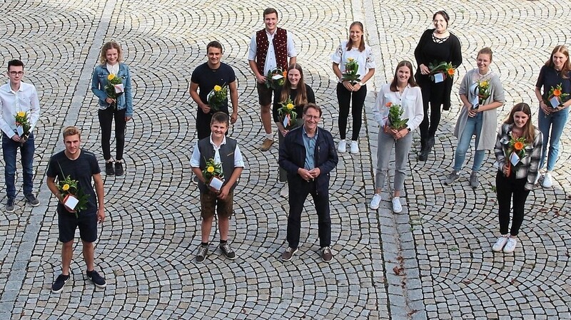 Bürgermeister Hans Sailer zeichnete die besten Absolventen des Marktes Au aus. Alle haben in ihrem Abschlusszeugnis eine Eins vor dem Komma stehen.