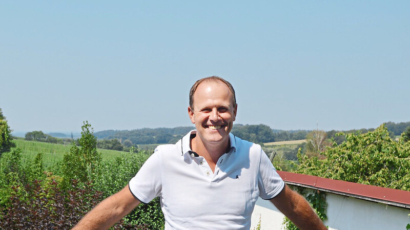Nicht viel Zeit bleibt Bürgermeister Leonhard Berger im Moment, den Ausblick von seiner Terrasse in Buch über die Hopfengärten in Richtung Aiglsbach und noch weiter zu genießen.