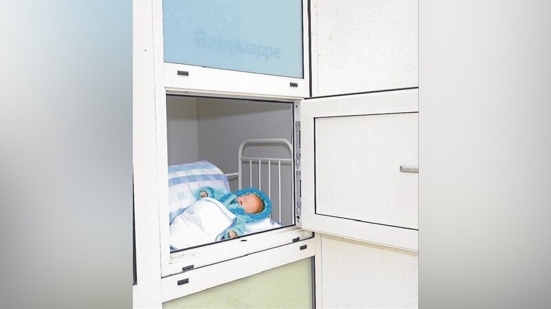 Die Puppe zeigt die Funktion und Ausstattung der Babyklappe am Klinikum St. Elisabeth.