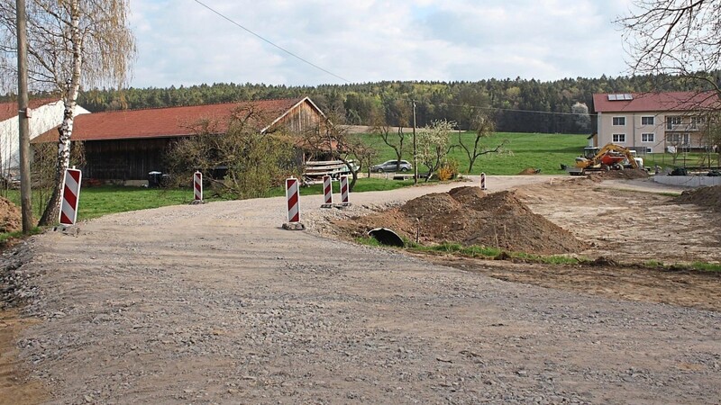 Die Deckschicht ist entfernt, jetzt wird die Ortsstraße in Thiermietnach neu aufgebaut.