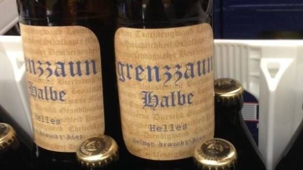 Durch ihr neuestes Produkt, der "Grenzzaun Halben", droht der Brauerei Röhrlbräu nun ein Exklusivvertrag verloren zu gehen.