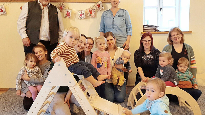 20 Jahre Eltern-Kind-Gruppe, das ist laut Bürgermeister Winfried Roßbauer eine tolle Leistung von Astrid Datzmann (stehend hinten). Der Förderverein hatte anlässlich des Jubiläums neue Spielmaterialien überreicht.