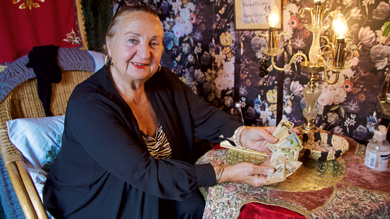Seit über 20 Jahren liest Madame Odessa ihren Kundinnen die Karten. Die Fähigkeit dazu liege in ihrer Familie, sagt sie.