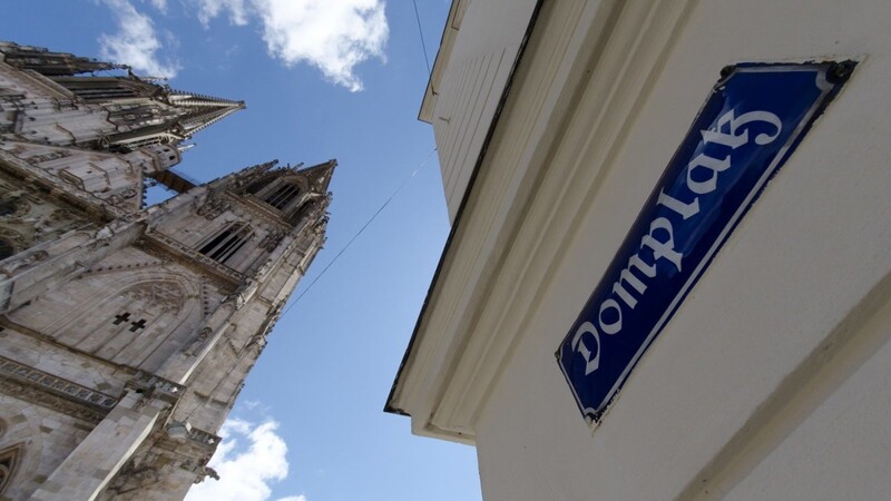 Der Domplatz in Regensburg wird am morgigen Samstagnachmittag durch die Polizei gesperrt. Grund hierfür sind zwei Kundgebungen, die zwischen 14.30 Uhr und 18 Uhr stattfinden werden.