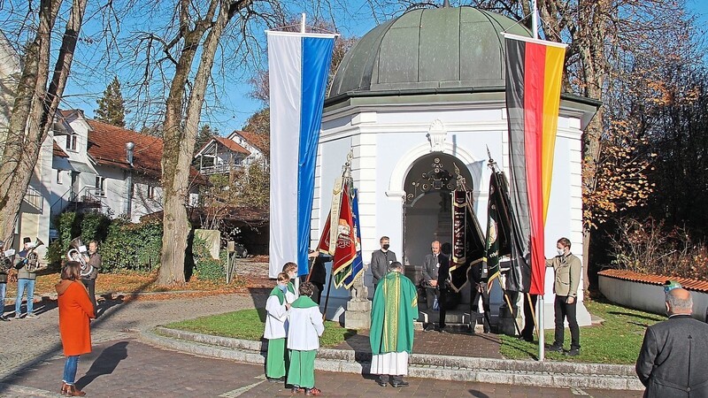 Am Kriegerdenkmal am Röhrlbrunnen wurde am Sonntag in Maria Thalheim nach dem Gedenkgottesdienst der gefallenen und vermissten Kameraden der beiden Weltkriege gedacht.