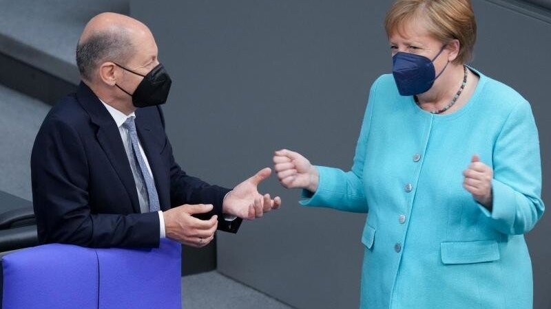 Angela Merkel über Olaf Scholz: "Ich hatte bei Herrn Scholz nicht immer den Eindruck, dass das Geld locker sitzt.".