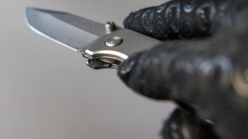 Ein Jugendlicher bedrohte am Donnerstagnachmittag in Neufahrn in Niederbayern eine Verkäuferin mit einem Messer. (Symbolbild)