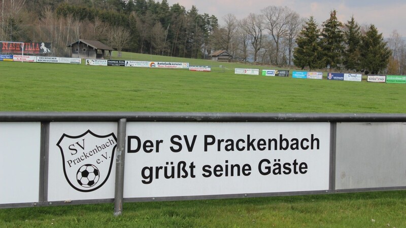 Der Fußballplatz des SV Prackenbach ist verwaist. Spiele finden schon lange keine mehr statt und auch das Gründungsfest, das man im Sommer feiern wollte, wurde abgesagt.