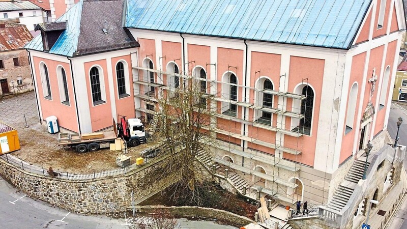 Seit Mitte der Woche wächst das neue Gerüst an der Nordseite der Stadtpfarrkirche.  Fotos: