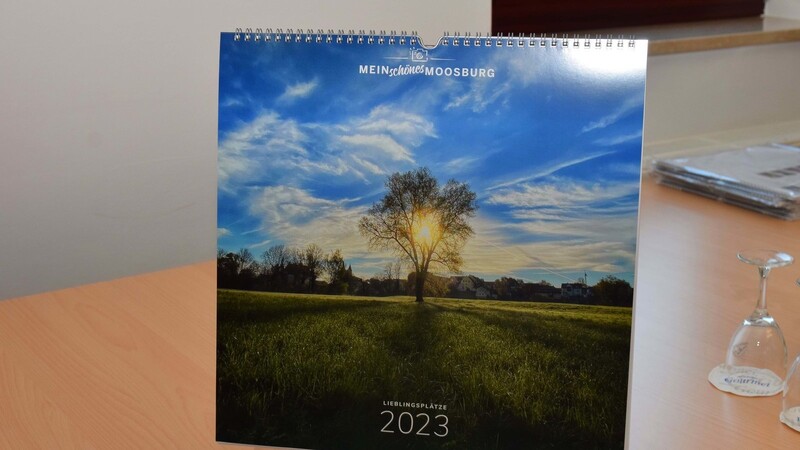 Der Moosburg-Kalender für das Jahr 2023 ist da. Ab sofort ist er an vielen Verkaufsstellen in Moosburg erhältlich.