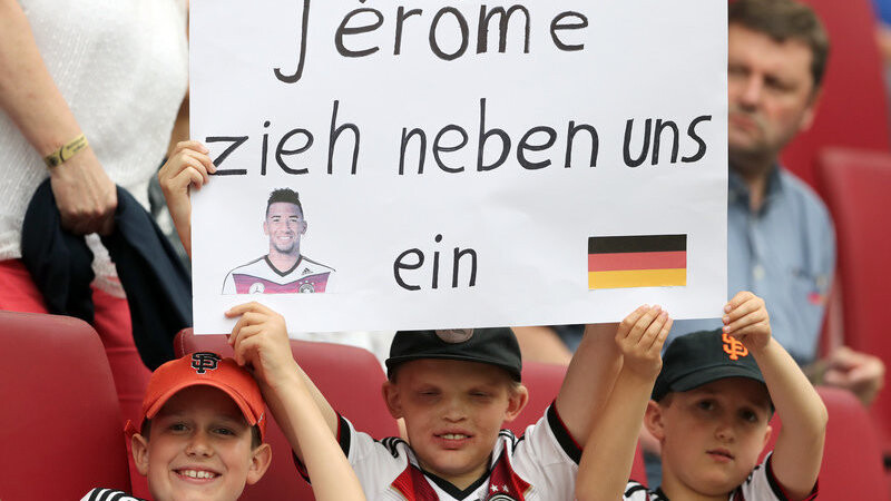 Deutsche Fußballfans zeigen vor Spielbeginn ein Plakat mit der Aufschrift "Jerome zieh neben uns ein" am 29.05.2016 beim Länderspiel Deutschland - Slowakei in der WWK-Arena in Augsburg (Bayern).