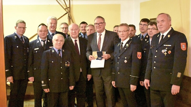 Ehrenvorsitzender Alfons Weinzierl und die Vorsitzenden und Kommandanten der Nachbarwehren gratulierten Pellkofer zur Auszeichnung.