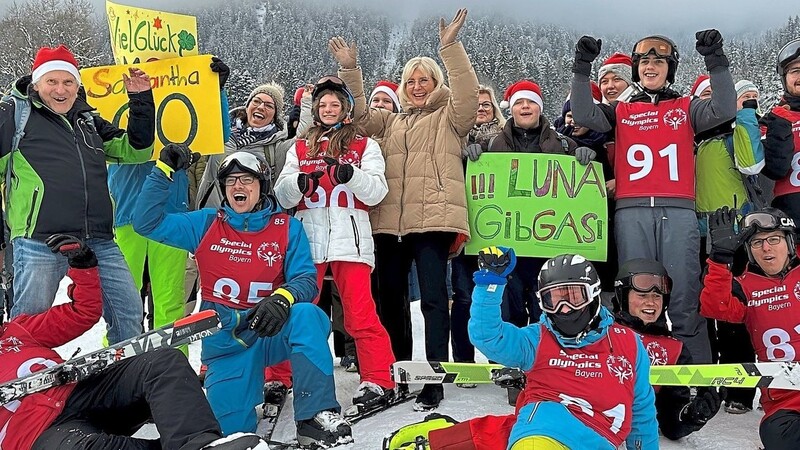 Viel Spaß haben alle bei den Special Olympics Winterspielen in Bad Tölz. Davon überzeugte sich Ministerin Ulrike Scharf.