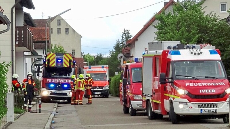 Ein Großaufgebot an Rettungskräften war in der Rennbahnstraße im Einsatz, um das Feuer zu löschen.