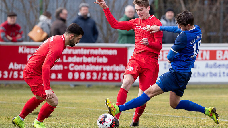 Die SpVgg Hankofen (am Ball Jakob Vogl) spielte im Heimspiel gegen den TSV Rain remis.