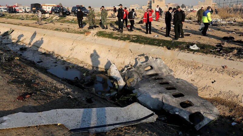 Trümmerteile der ukrainischen Passagiermaschine liegen am Absturzort. Der Iran hat nun doch eingeräumt, für den Absturz des ukrainischen Passagierflugzeugs mit 176 Opfern verantwortlich zu sein.