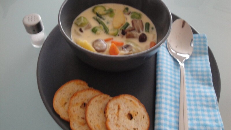 Einfacher geht es kaum: Diese Suppe besteht aus zwei Zutaten, hat zehn Minuten Zubereitungszeit und der Preis pro Portion beträgt rund 50 Cent.