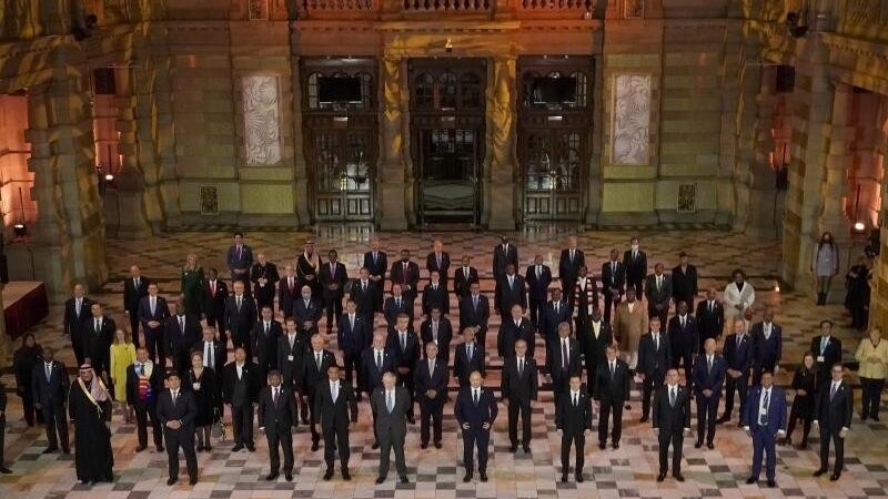 Die Staats- und Regierungschefs der Welt stellen sich während des Abendempfangs zur Eröffnung des UN-Klimagipfels COP26 für ein Gruppenfoto auf.