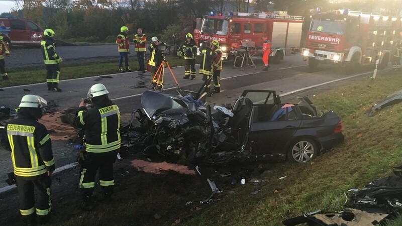 Sieben Personen wurden nach ersten Erkenntnissen verletzt, als am Montagmorgen ein Kleinbus und ein BMW kollidierten.