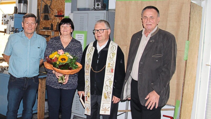 Georg Meyer (links) mit Ehefrau Erika, Pfarrer Alfons Eder und Bürgermeister Ludwig Wallinger.