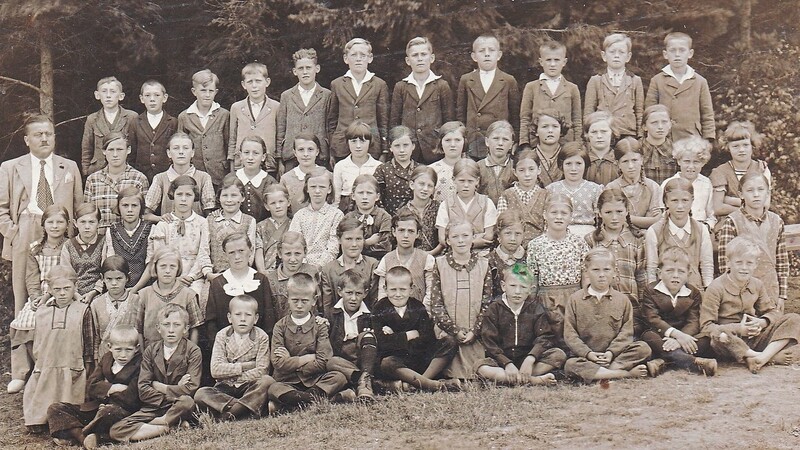 Die Buben und Mädchen der Harrlinger Schulklasse im Jahr 1934, mit Lehrer Anton Zurl.