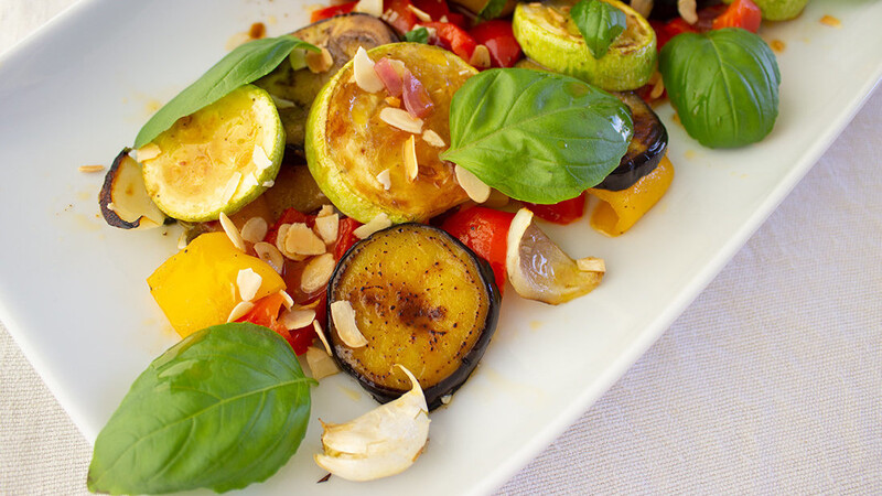 Der mediterrane Grillsalat ist perfekt für ein sommerliches Abendessen, eignet sich aber auch als Beilage.