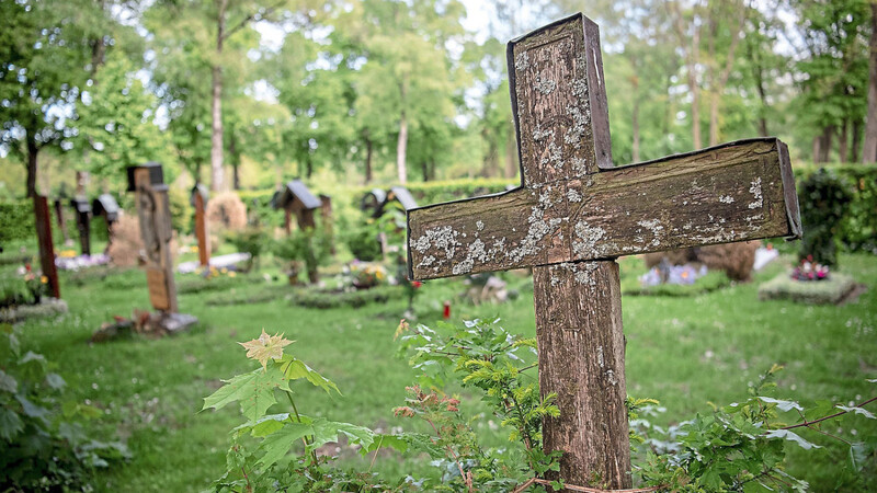 Bevor ein Verstorbener auf dem Friedhof seine letzte Ruhe findet, steht eine Beerdigung an. Die ist nicht ganz billig, selbst wenn sie nur "einfachen Umfangs" ist, wie der Angeklagte leidvoll feststellen musste.