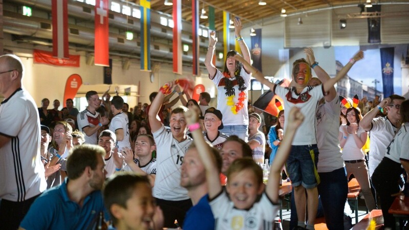 In der Messehalle verfolgten erneut viele Besucher das EM-Spiel der Deutschen.