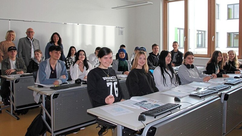 19 Berufsschüler aus der Ukraine werden an der Berufsschule von den beiden HilfskräftenTamara Stjepanovic und Olena Stähr (hinten, zusammen mit Schulleiter Siegfried Zistler) unterrichtet.