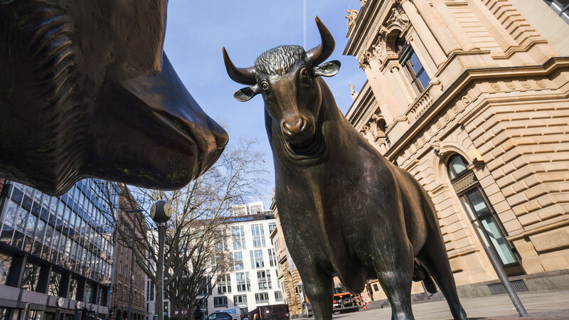 Der Bulle aus der Bronzeplastik "Bulle und Bär" steht vor dem Gebäude der Frankfurter Wertpapierbörse.