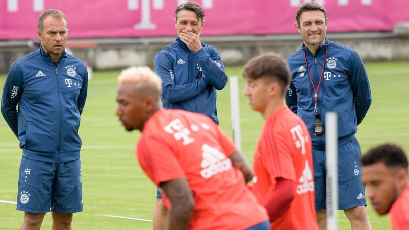 Co-Trainer Hansi Flick, Trainer Niko Kovac und Co-Trainer Robert Kovac (von links) beobachten das erste öffentliche Training vom FC Bayern in der neuen Saison auf dem Trainingsgelände an der Säbener Straße.