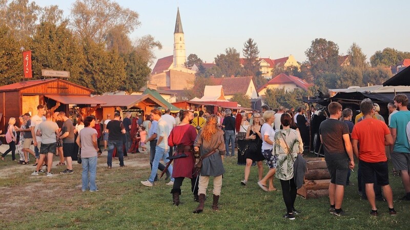 Am Wochenende ist auf dem Volksfestplatz der vierte Veldener Mittelaltermarkt "Dager av Ulver" abgehalten worden.