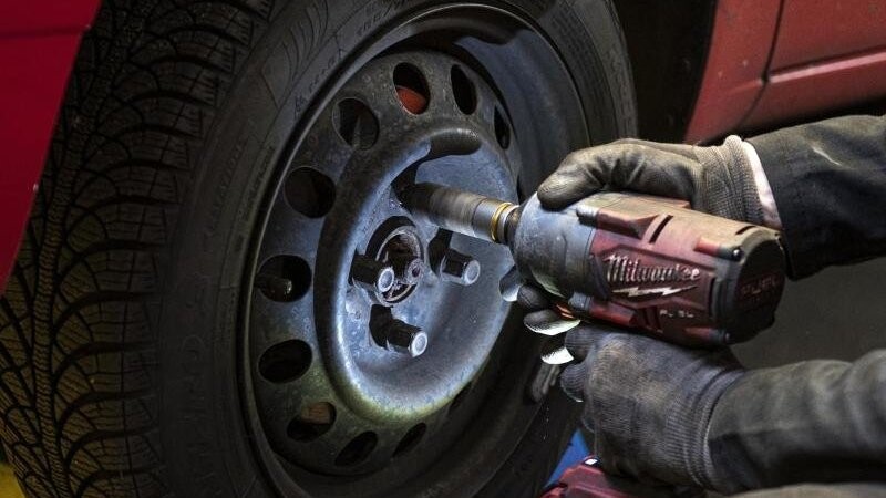 In manchen Bundesländern ist es derzeit gar nicht erlaubt, wegen eines Reifenwechsels in die Autowerkstatt zu fahren.
