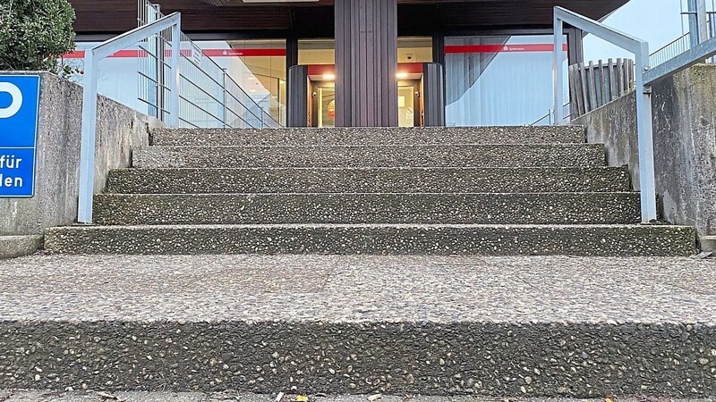 Wenn in der ehemaligen Sparkassenfiliale in der Neustadt die Kfz-Zulassungsstelle untergebracht werden soll, müssen die Treppen für Menschen mit Handicap überwindbar gemacht und der Zugang barrierefrei gestaltet werden.